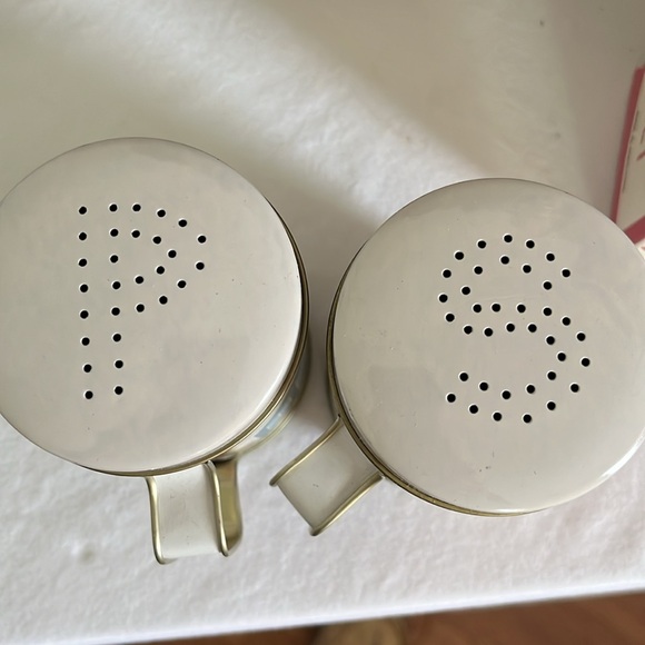 Vintage Heart and Home salt and pepper shakers - Picture 2 of 3